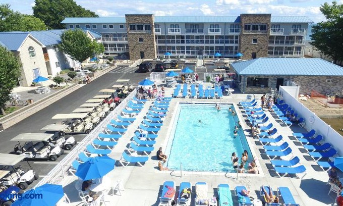 Put-in-Bay House | Put-in-Bay Poolview Condo 4