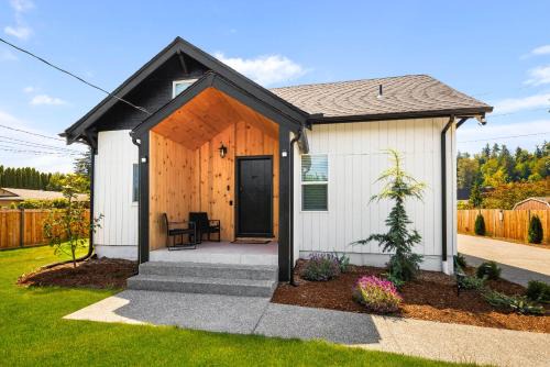 Puyallup House | Puyallup Hous I Walk to farm 12 and Fika Coffee Shop