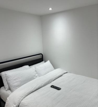 West Thurrock Apartment | QB Stylish 2 Bedroom Apartment - Smart TV - Wifi - Parking
