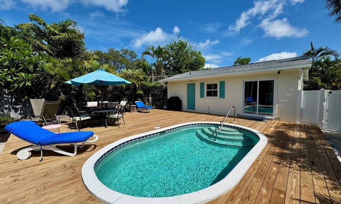 Central Naples House | Quaint 2BR Beach Cottage – Heated Pool & Patio