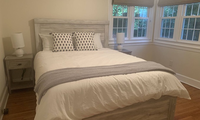 Charlotte House | Quaint 3 Bedroom Cottage in South Park