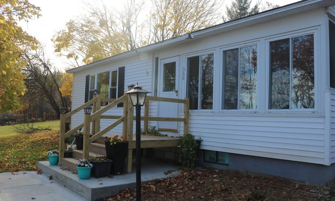 North Hero House | Quaint 3-bedroom Lakefront home with WiFi in North Hero