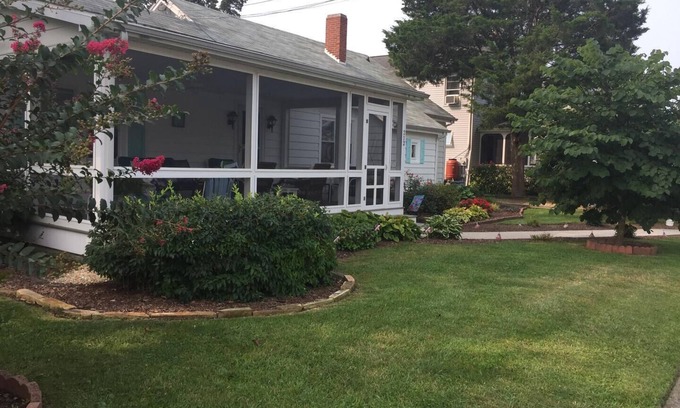 Country Club Estates Cottage | Quaint 4BR Beach Cottage w/Screened Porch – Walk to Beach & Shops!