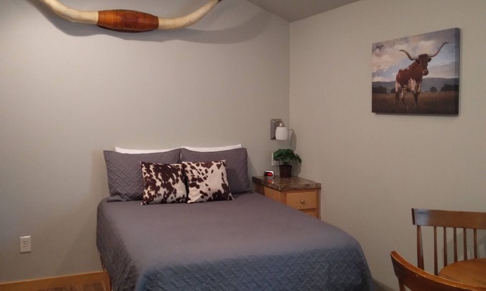 Palestine House | Quaint and Cozy Cabin at The Ranch at Walston Springs