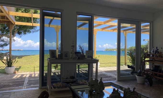 Rio Bueno House | Quaint Beachfront Bungalow
