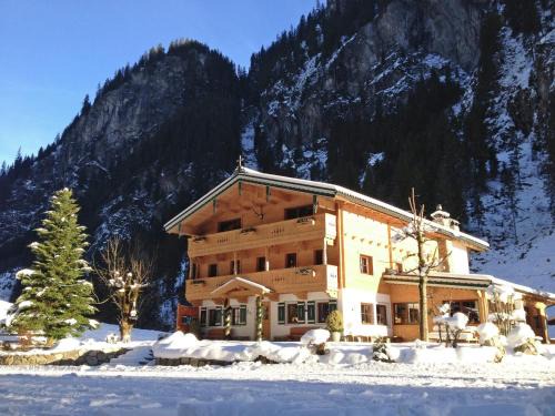 Mayrhofen Ski Chalet | Quaint Chalet in Mayrhofen near Ski Lift
