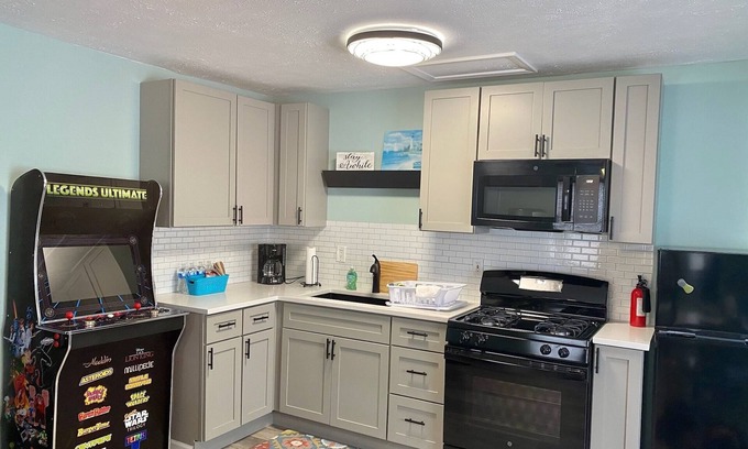 Geneva-on-the-Lake House | Quaint cottage a short walk from the GTOL strip!