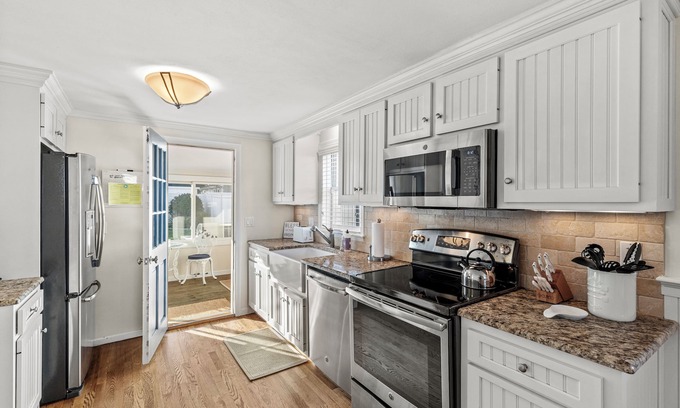 Old Saybrook House | Quaint cottage at Cornfield Point Assn - Walk to Beach