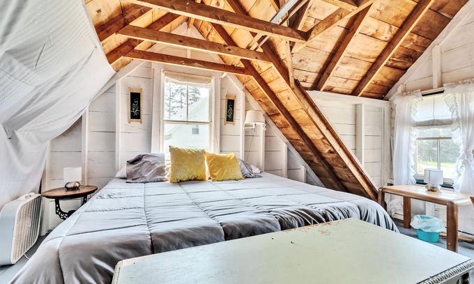 Martinsville Cottage | Quaint cottage with the charm & tranquility one looks for on the Coast of Maine