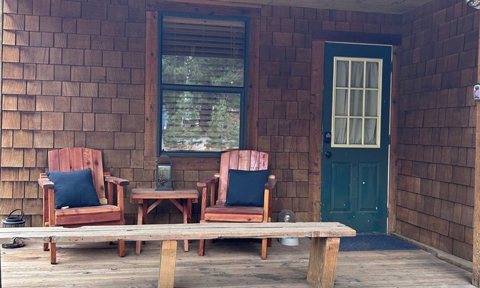 Tahoe Island Cabin | Quaint Cozy Cabin in Beautiful South Lake Tahoe Located Near The Lake and Trails