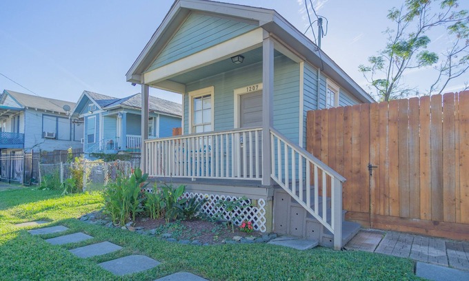 Galveston Cottage | Quaint Galveston Cottage, HALF PINT! Pet Friendly, Long Term Renters and Snowbirds Welcome
