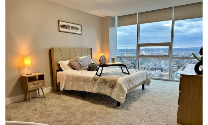 Pittsburgh Condo | Quaint HighRise Condo 3bed 2bath w/ City Views