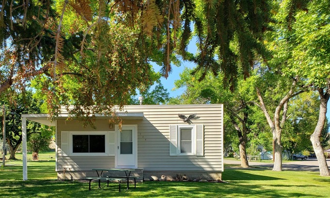 Basin House | Quaint house on the edge of small town