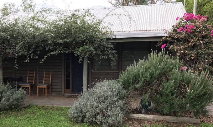 Carrickalinga House | Quaint Log Cabin Hidden Amongst The Trees