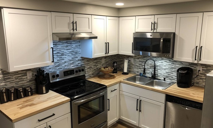 Ashtabula House | Quaint recently renovated house walking distance to Lake Shore Park.