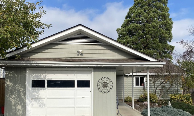 College Hill House | Quaint Vintage Home Near University