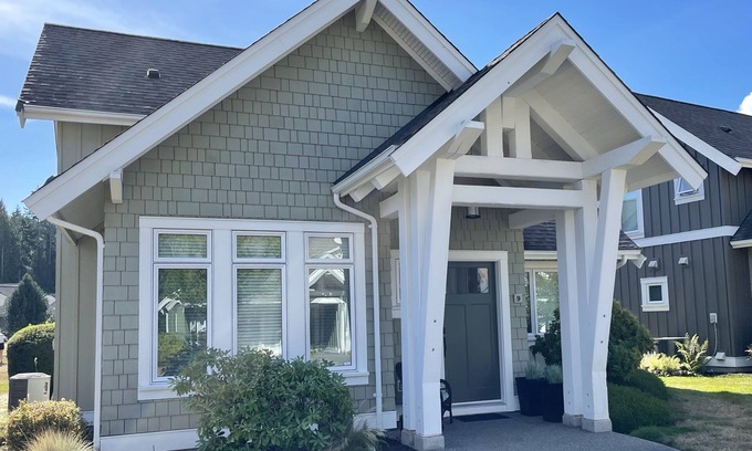 Regional District of Nanaimo Villa | Qualicum Landing Beachside home