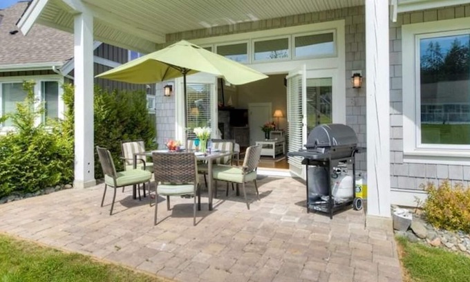 Regional District of Nanaimo House | Qualicum Landing - 3 Bedroom Beach Home - Community Pool and Private Beach- Dog Friendly