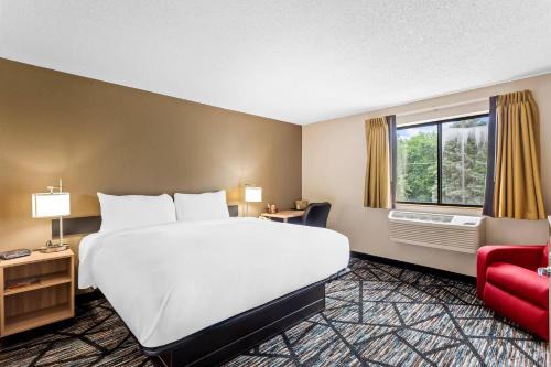 Howe Hotel | Quality Inn & Suites Howe - Sturgis