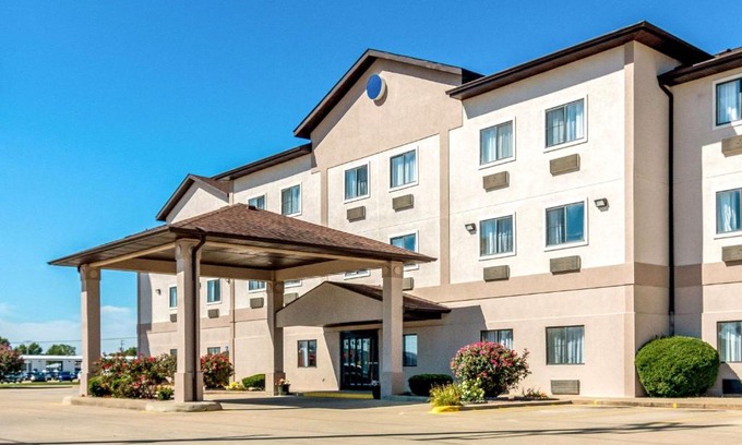 Salem Hotel | Quality Inn & Suites Salem near I-57