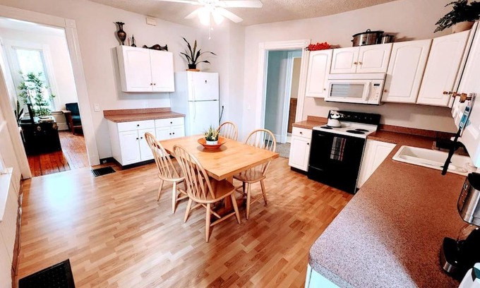 New Haven Apartment | Queen Beds, Fast WiFi, Free Parking, Central A/C, TV's