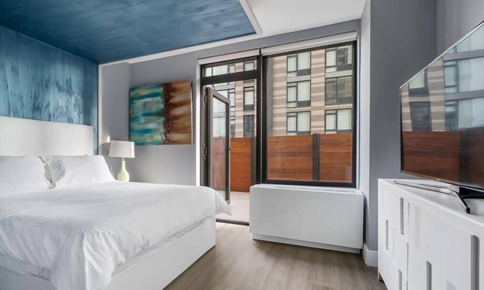 Mott Haven Hotel | Queen Suite w Balcony| Kitchenette| Desk| near NYC