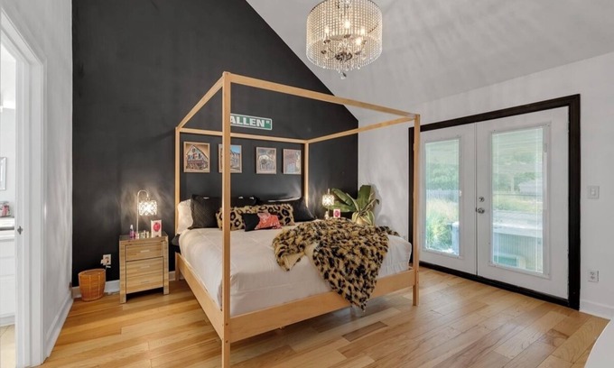 Blasdell House | Quick Stroll to Highmark:BarShed,Jacuzzi,Bills Loft,Parking-GAME-DAY DREAM in OP