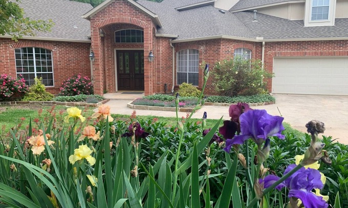 Oak Point House | Quiet 1 Acre Lake House Nestled in the Woods 4B/4B