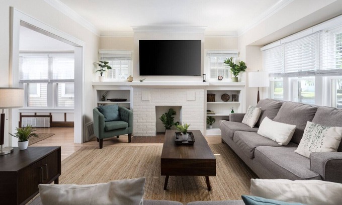 Shorewood House | Quiet 3 BR Main Floor in Bi-Level Home - Shorewood, WI