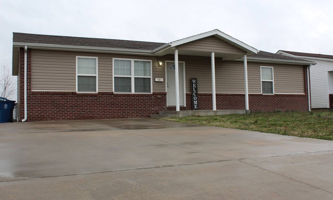Joplin House | Quiet and Comfortable! 5 minutes away from parks/hospitals