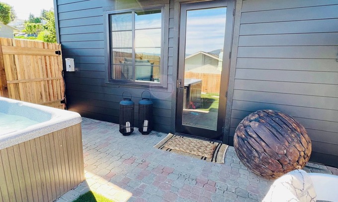 Vernon House | Quiet and Convenient Private Guest House with Private Hot Tub
