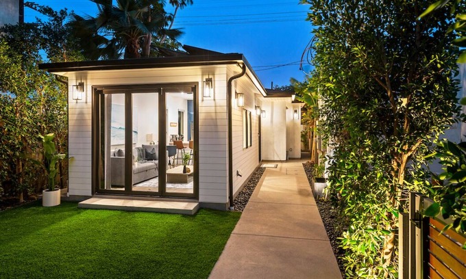 Carlson Park House | Quiet and Elegant Retreat for 4 Travelers
