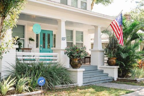 Historic Uptown Apartment | Quiet Charming Central Historic Guesthome Downtown