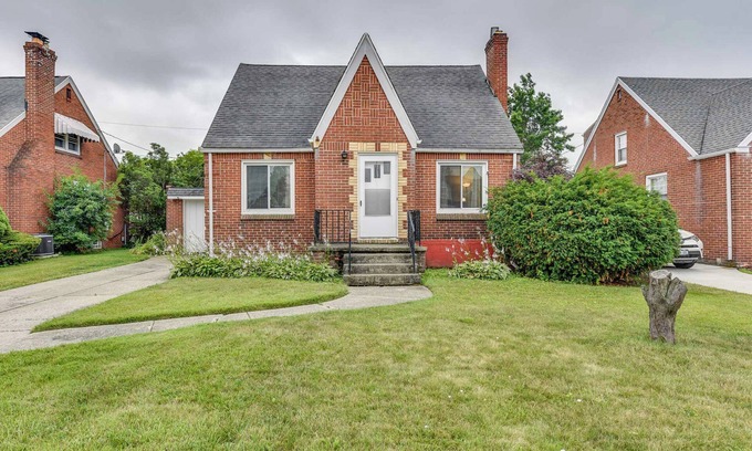 Cheektowaga House | Quiet Cheektowaga Retreat: 23 Mi to Niagara Falls!