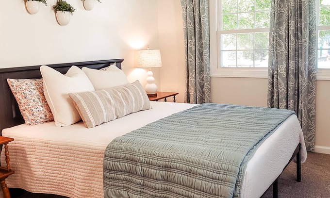 Colonial Beach House | Quiet Clean Cozy Whole Home Sleeps 8 ~ Walk to Water ~ Fast Wi-fi ~ Hike Nearby!