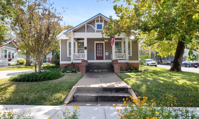 Brenham House | Quiet & clean, minutes from downtown Brenham!