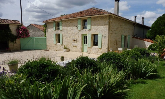 Cellefrouin House | QUIET COMFORTABLE WITH RELAXING POOL FOR 6 TO 8 PEOPLE