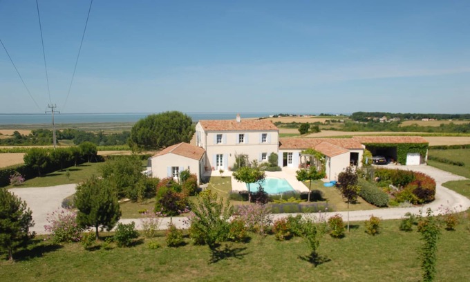 Mortagne-sur-Gironde Cottage | QUIET COUNTRY COTTAGE FOR 2. HEATED POOL. PANORAMIC SEA VIEW. NEAR BEACHES