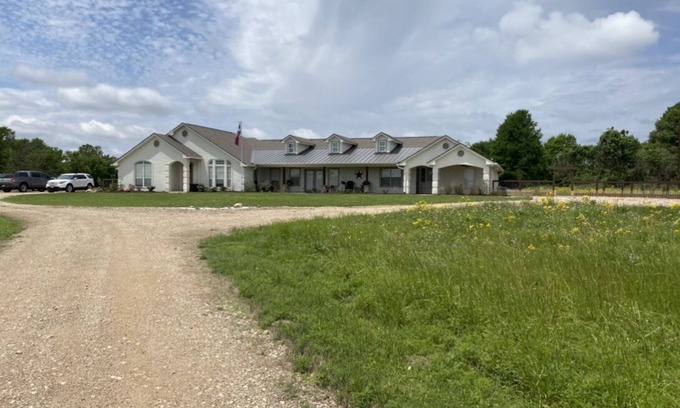 Millican House | Quiet country 3 bed 3 bath with queen size sofa bed only 22 minutes from TAMU
