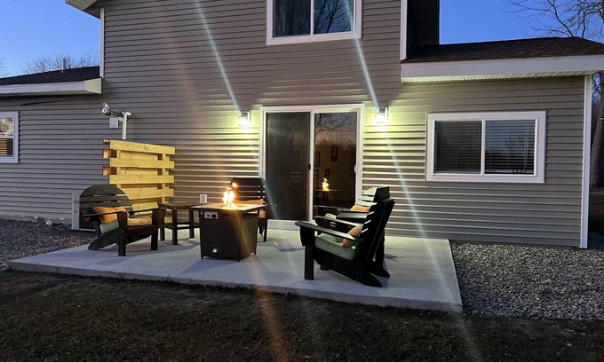 Fennville House | Quiet Country Views close to Everything West Michigan