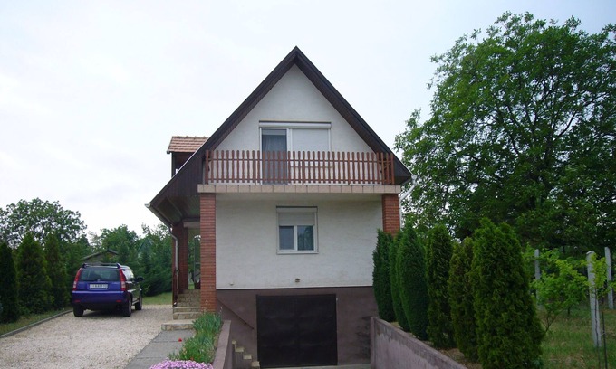 Tatabanya House | Quiet Countryside House in Tatabanya, Hungary, 3 minutes to town