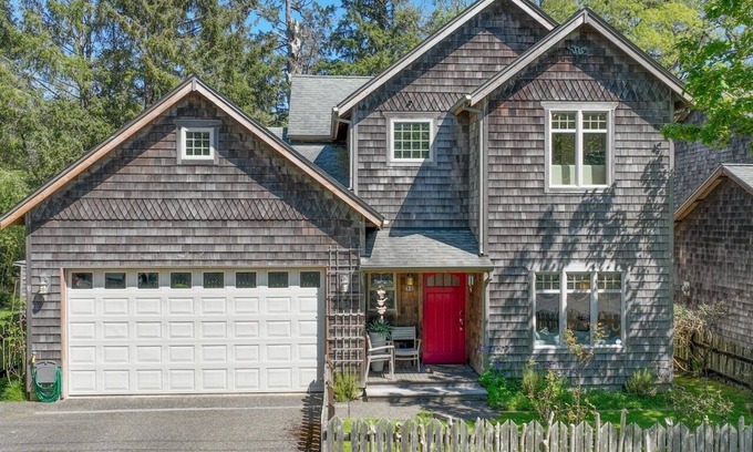 Cannon Beach House | Quiet forested retreat in Cannon Beach