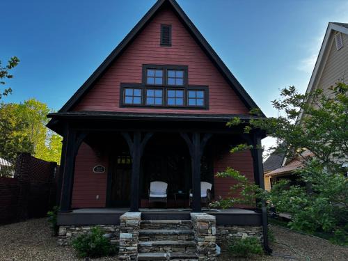 Pisgah House | Quiet Getaway at Wayward Cottage