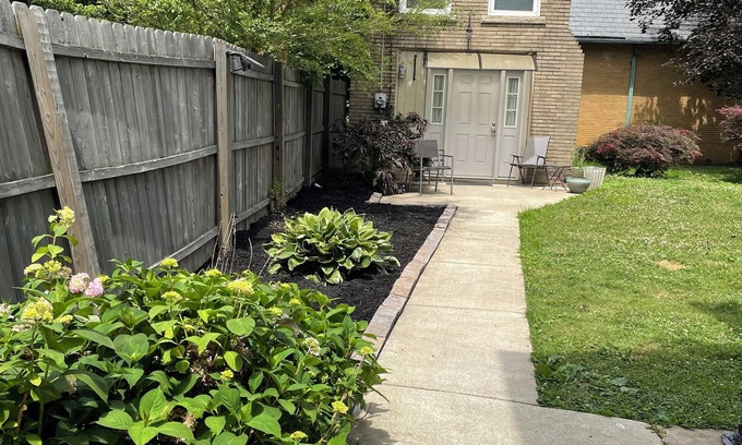 Charleston Cottage | Quiet Guesthouse/Cottage in Historic East End of Charleston, WV. Pet Friendly!