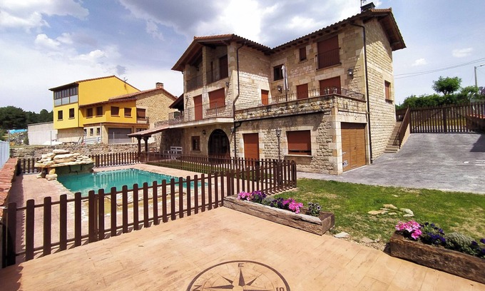 Quintanar de la Sierra Cottage | Quiet house on the outskirts of the city surrounded by pine forests and hills.