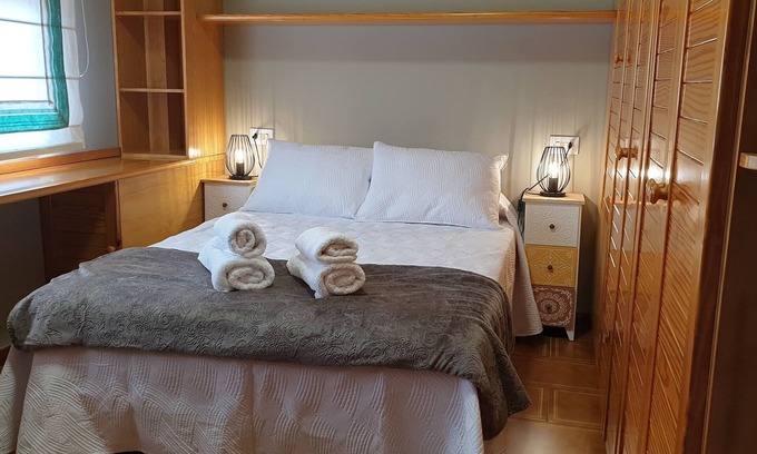 Boiro House | Quiet holiday home for up to 10 people, with garden, near the beach
