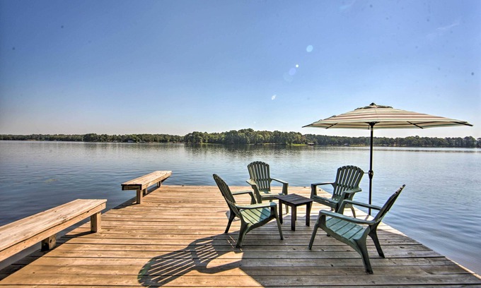 Hawkins House | Quiet Home on Lake Hawkins w/Kayaks + Dock!