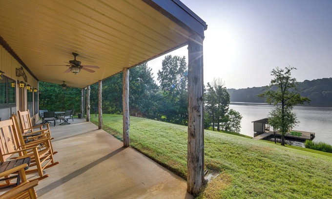 Gladewater House | Quiet Lake Gladewater Getaway w/Dock & Kayaks!