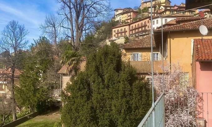 Monforte d'Alba House | Quiet little house with a view in the center of the village