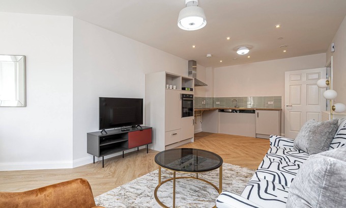 Leatherhead Apartment | Quiet Luxe Escape 65s Only